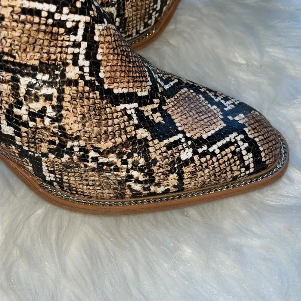 Vince Camuto Jentilliy Chelsea Bootie Leather Size 9 Snake Print